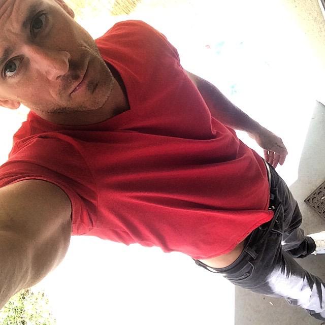 Quick pic before the gym today... reply back with a selfie!! https://t.co/7xppFp0YJI