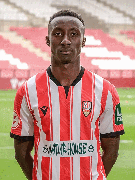 euskadi_irratia's tweet photo. 🔊 UD Logroñeseko jokalari profesionala da Thior. Senegalen  jaio eta Orion hazitakoa. Apirilean, Amorebietaren kontrako partidaren  ondoren, Logroñesen zaleek irain arrazistak egin zizkioten eta sesioa izan zuen haiekin. Klubak baztertuta du.

👂🏼Entzun👉🏼https://t.co/RvtnoNnZGN https://t.co/6MsNuMXPnj