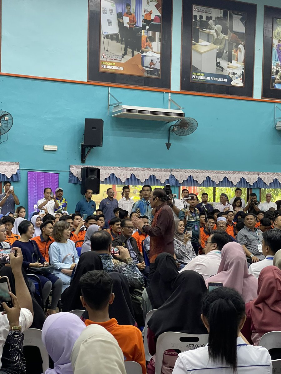 “Ramai orang orang besar kat sini, ketua ketua politik, pengarah, menteri dalam Negeri, tapi yang saya nak bersama dan raikan adalah anak anak muda di sini” - @anwaribrahim