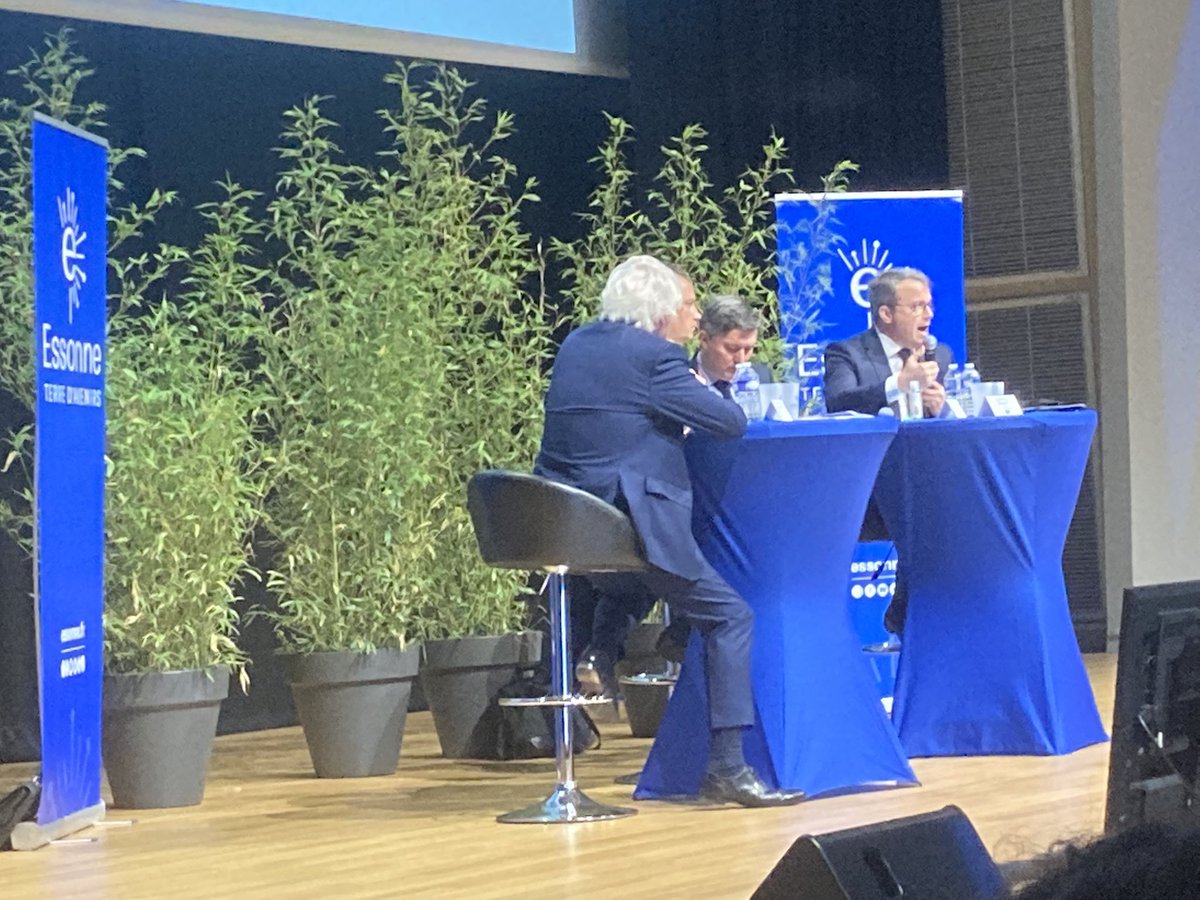 Conférence  universités des mairies de l’Essonne <a href="/UnionMaires91/">Union des Maires de l’Essonne</a> : F. Vigouroux Pdt UME <a href="/FrVigouroux/">Francisque Vigouroux</a> F. Durovray Pdt CD91 <a href="/durovray/">François Durovray</a> et B. Gaume <a href="/Prefet91/">Préfète de l'Essonne 🇫🇷</a> alignés sur les transitions écologique, numérique, sociale : le @sndgct  et les #DGS et #DGAS sont mobilisés sur ces enjeux