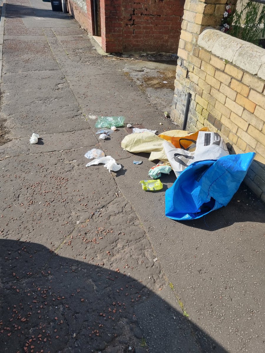 carlsmith59's tweet photo. @VOGCouncil  I understand the recycling workers got a hard job but surely they should be picking this up. Station street looking dirty https://t.co/v52vlKTWCn