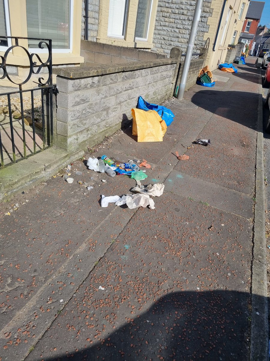 carlsmith59's tweet photo. @VOGCouncil  I understand the recycling workers got a hard job but surely they should be picking this up. Station street looking dirty https://t.co/v52vlKTWCn