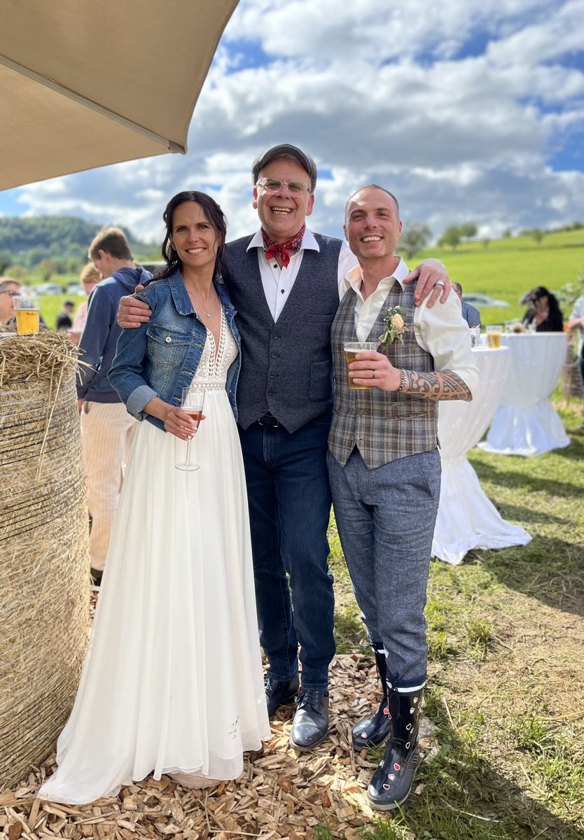 Herr_Herzberg's tweet photo. Outdoor-Hochzeit mit Dresscode Gummistiefel...
Alles Gute dem Liebespaar!
https://t.co/SaIMty4nz5
#Hochzeit #Trauung #Zeremonie #Trauredner #Wedding #Liebe #Love https://t.co/uqgX1NwRpf