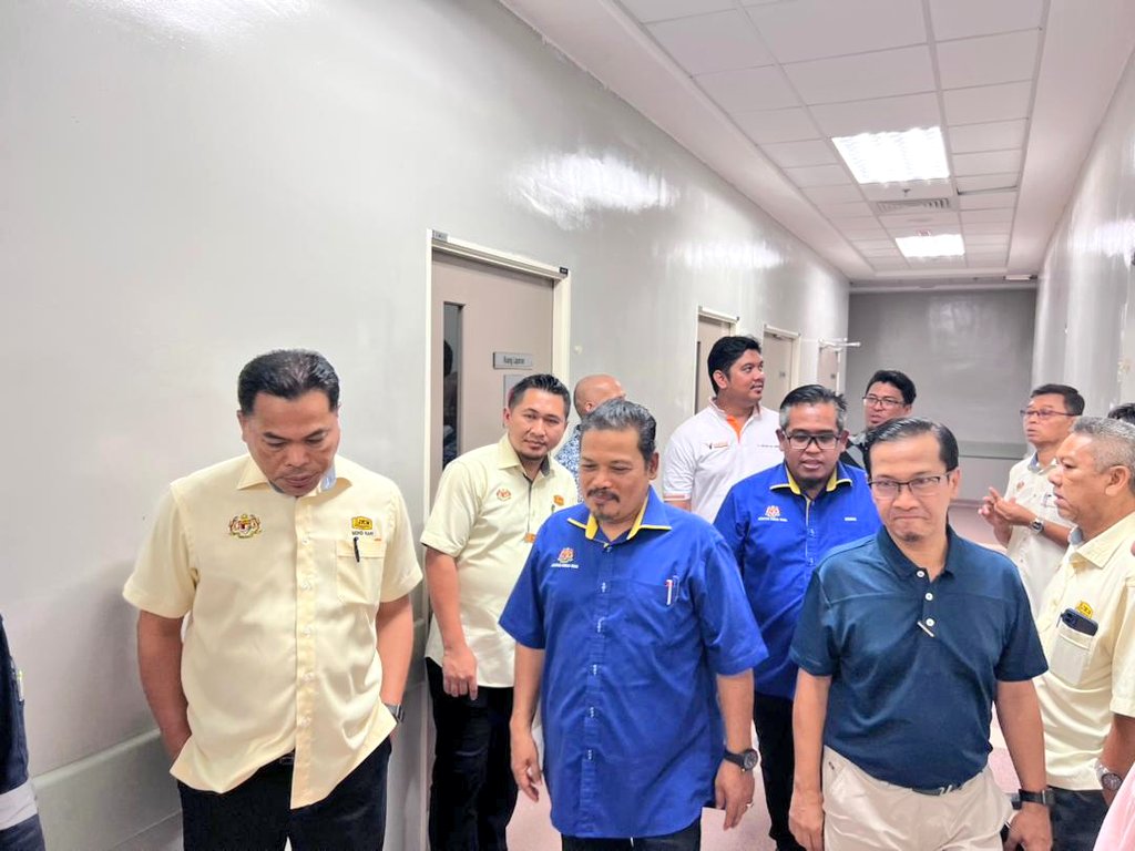 PasukanProjekTrg (@teamprojektrg) on Twitter photo Lwtn khas pengarah 1 Caw.Arkitek Ibu Pjbt Ar. IDr. Ts. Zainal bin Hj. Mat Rais bersama PPPNT & JKR Trg ke tapak projek Menyiapkan Baki Kerja Hospital Dungun,Terengganu (Fasa 1B). <a href="/JKRTerengganu/">JKR Terengganu</a> <a href="/TeamProjekTrg/">PasukanProjekTrg</a> <a href="/HasliJKR/">Hasli Ibrahim (Ir. Dr.)</a> <a href="/IrhjNapi/">Ir.Hj.MohdNapi</a> <a href="/hafiezPPK1_JKR/">Ir. Mohd Hafiz Bin Yahya</a>
#PPPNT #JKR #BerJasaKepadaRakyat Lwtn khas pengarah 1 Caw.Arkitek Ibu Pjbt Ar. IDr. Ts. Zainal bin Hj. Mat Rais bersama PPPNT & JKR Trg ke tapak projek Menyiapkan Baki Kerja Hospital Dungun,Terengganu (Fasa 1B). <a href="/JKRTerengganu/">JKR Terengganu</a> <a href="/TeamProjekTrg/">PasukanProjekTrg</a> <a href="/HasliJKR/">Hasli Ibrahim (Ir. Dr.)</a> <a href="/IrhjNapi/">Ir.Hj.MohdNapi</a> <a href="/hafiezPPK1_JKR/">Ir. Mohd Hafiz Bin Yahya</a>
#PPPNT #JKR #BerJasaKepadaRakyat