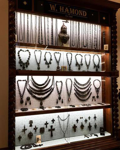 VisitWhitby's tweet photo. Discover the geology, history and legacy of the famous Yorkshire gemstone in the Museum of Whitby Jet
#whitbyjet #jetjewellery #whitby #museum
https://t.co/9SqcfQatok https://t.co/DNZfMAQoQR