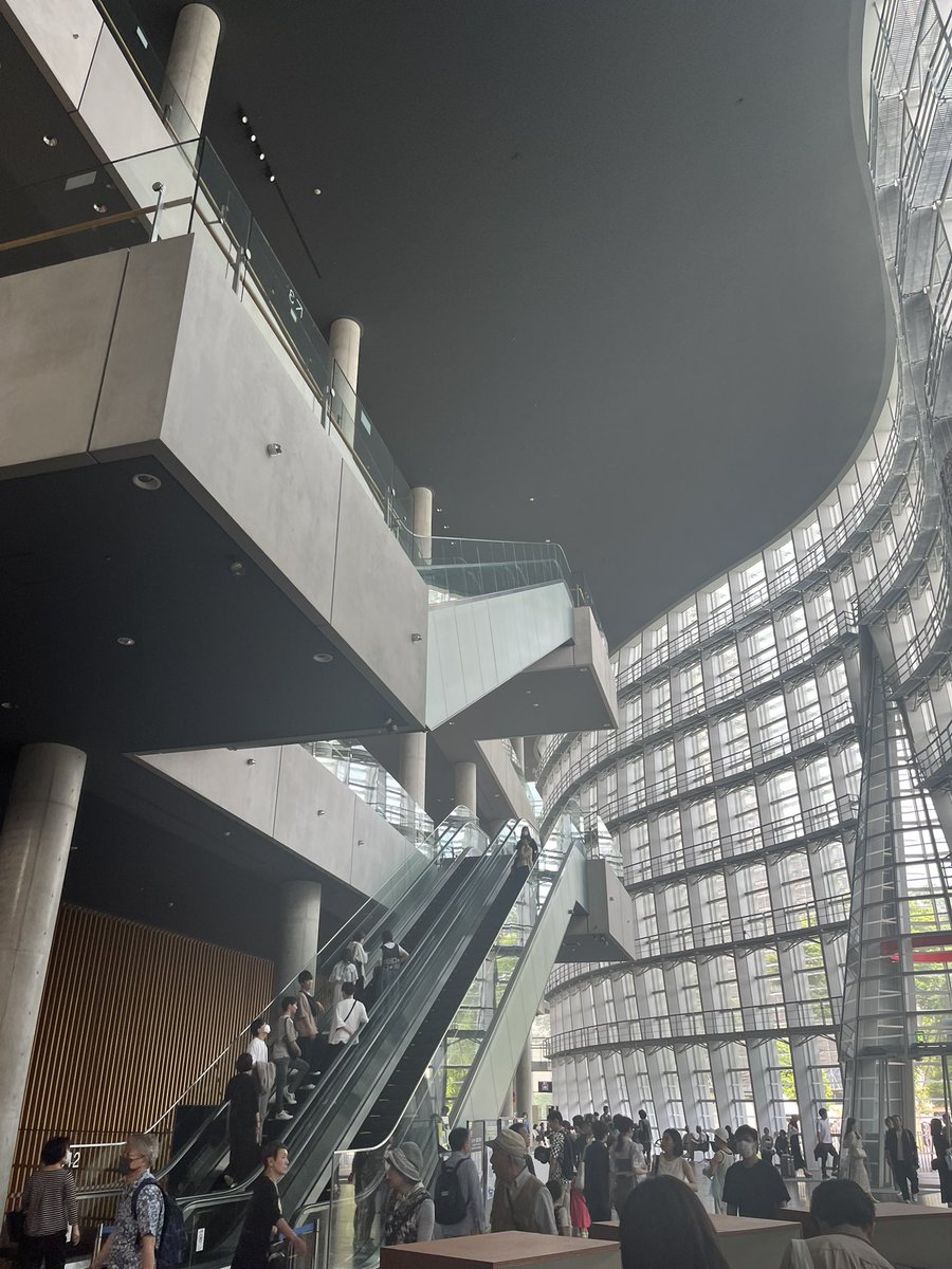 本日あすちゃんを、先日それぞれの椅子を感じてきました。良きでした。