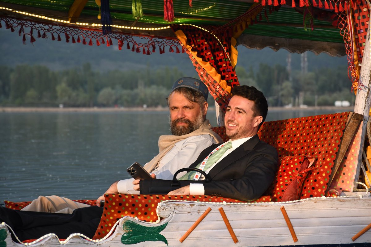 BakaalSania's tweet photo. Magical moments at #G20InKashmir as delegates from diverse nations come together for a serene #shikara ride on stunning Dal Lake in #Srinagar. Amidst breathtaking beauty, they embrace tranquility, cultural immersion, &amp; the spirit of cooperation. Truly captivating!
#G20_in_Kashmir https://t.co/oljQFEE9kz