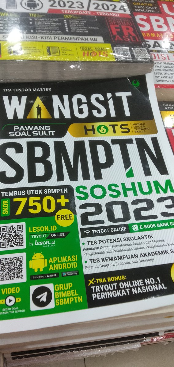 rererewx's tweet image. mampir ke gramed tadi eh ada buku nih :) cuma liat aja soalnya udah H-2 😭🙏 
#utbk2023 #SNBT2023
