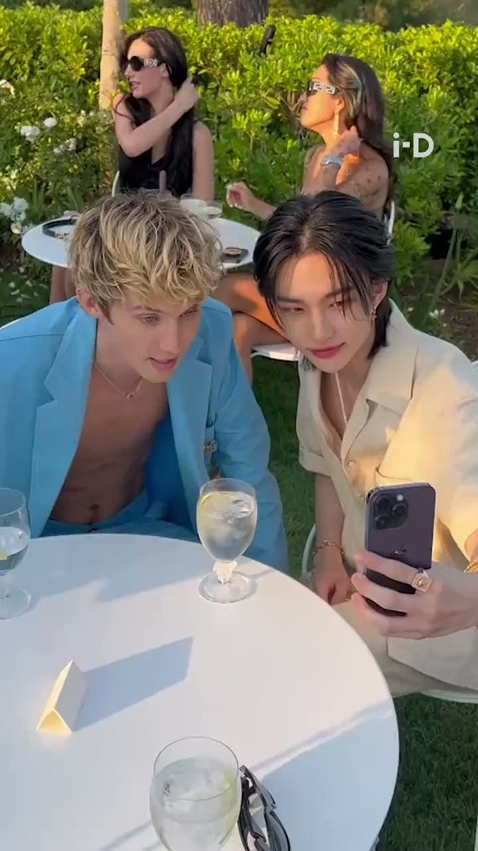 #StrayKids' #HYUNJIN takes the cutest selfie with #TroyeSivan at the launch event in Cannes for #DuaLipa's new beachwear collection, #LaVacanza with #Donatella Versace! 📸👨‍🎤👨‍🎤👩‍🎤👩👙🩱👗✨🌟🌟👑👑💛 @troyesivan @Versace