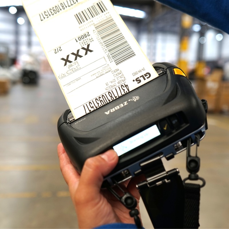 GLS_Spain's tweet photo. #GLSSpain da un paso más en la digitalización de la última milla y la logística inversa.

🖨️📦 Incorporamos nuevas impresoras portátiles para identificar los paquetes en el mismo momento de la recogida.

Devoluciones con:
➕ seguridad
➕ calidad

#ParcelstoPeople