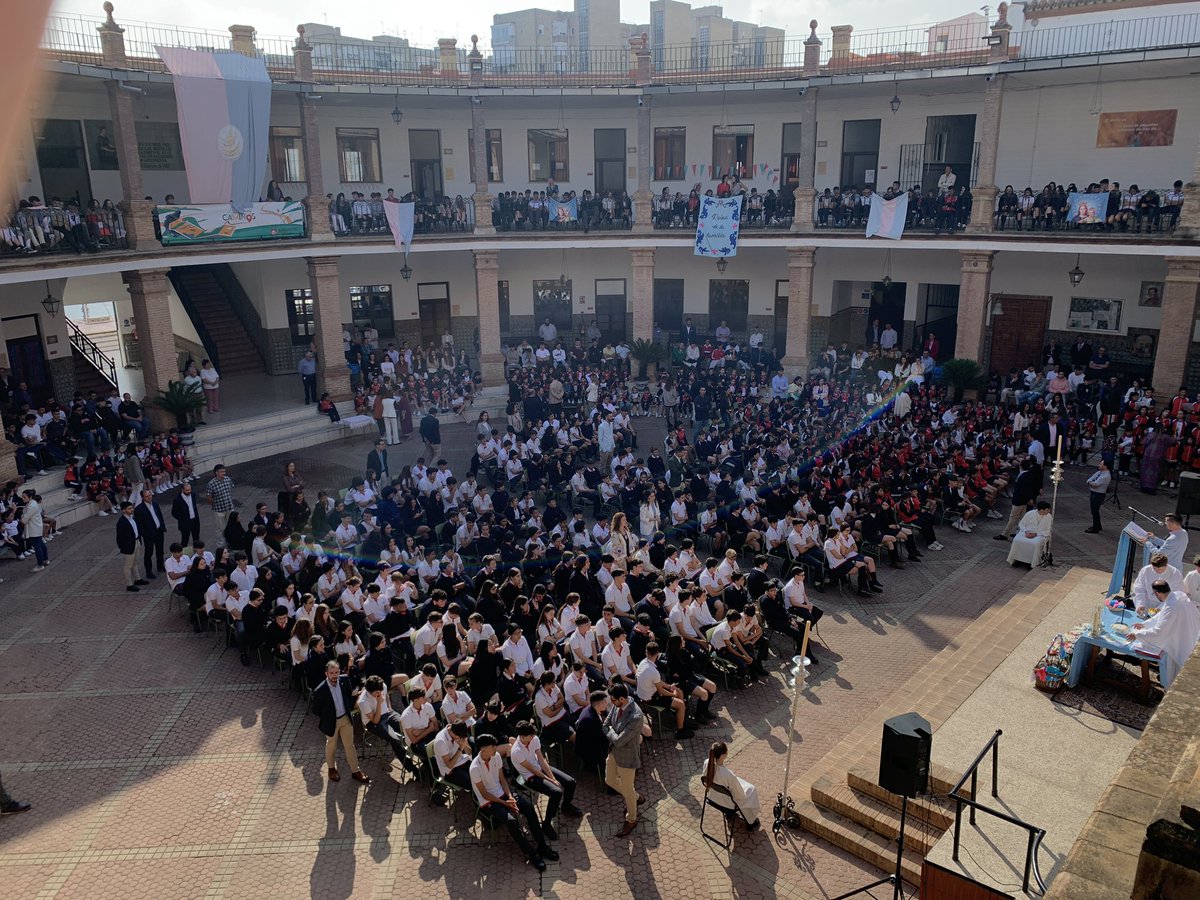 Comienza la misa escolar de #MariaAuxiliadora en #salesianostriana.