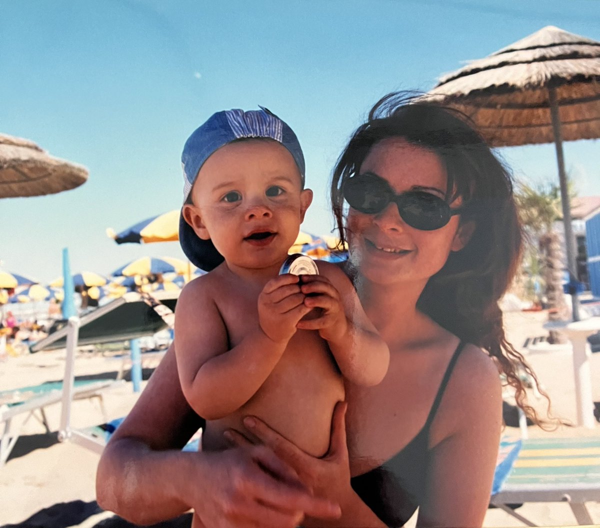In questa foto ci sono due dei tre amori della mia vita: uno è il mare, l’altro è il cucciolo che ho in braccio e che oggi compie 24 anni. Il terzo amore ? Non lo dico ❤️