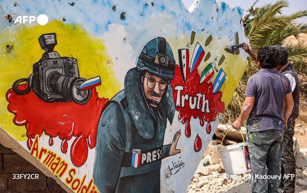 L'histoire de notre regretté collègue Arman Soldin a ému jusqu'en Syrie, où il est représenté sur ce mural peint sur un bout de mur d'un immeuble effondré à Binnish
#AFP
