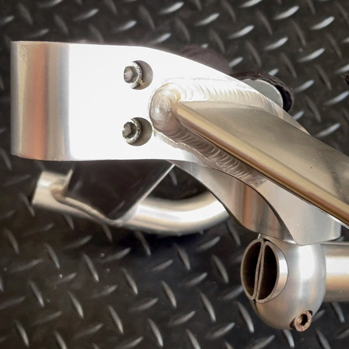 roberts_customs's tweet photo. ntroducing a timeless classic. ✨ Behold our vintage all-aluminium Cinelli Angel Aero handlebars with integrated stem, a true gem of cycling history. The sleek design and seamless integration combine #CinelliAngelAero #VintageCycling #TimelessElegance #IntegratedStem #RideInStyle https://t.co/41GCiOKWty