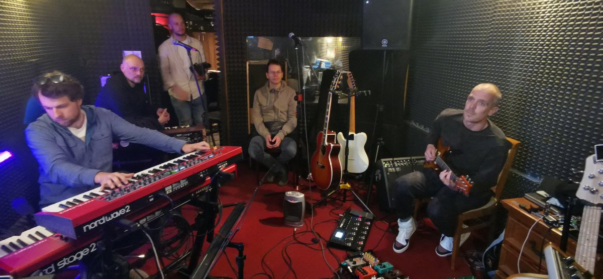 Vaje za Izštekanih 30 so v polnem zamahu! Včeraj Tomi M (Siddharta), Borut Marolt (Niet) in duo Silence. 8.6. v polnih Križankah, <a href="/Val202/">Val 202</a> in na TV Slovenija.