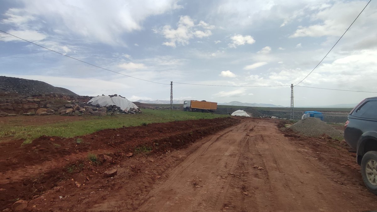 erdoganeren25's tweet photo. Fen İşleri Müdürlüğümüze bağlı ekiplerimiz , Ortaköy Mahallemizin yeni yerleşkesinde kumlama çalışmalarına başladı. https://t.co/qLEjmemDFw