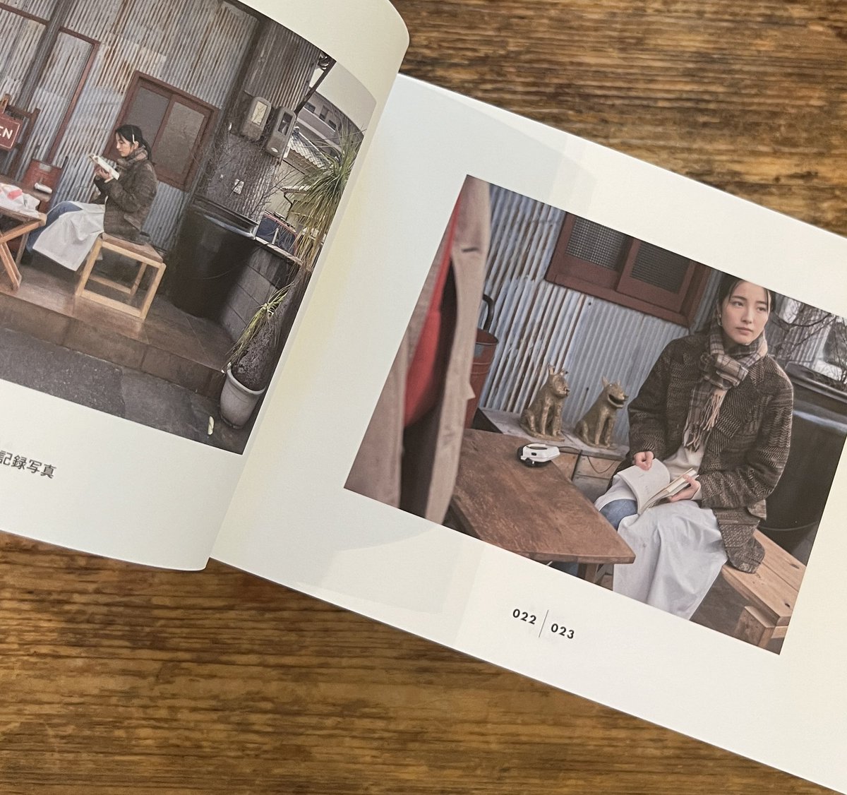 ttbooksfilms's tweet image. そしてナナ役の花梨さんが読んでいるのも、もちろん同じ谷川俊太郎さんの『虚空へ』です。#大阪古着日和