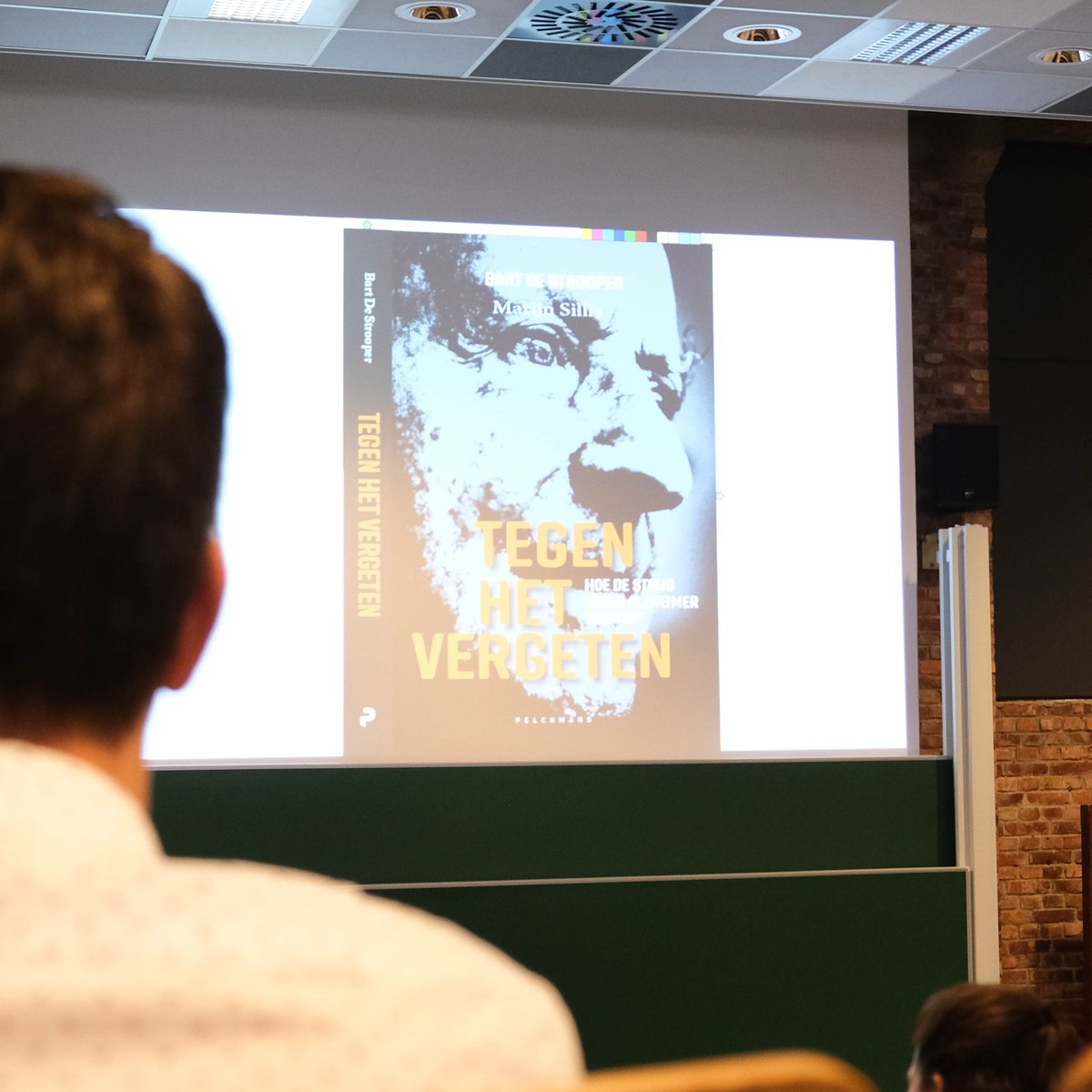 Yesterday was the incredible finale of our Microbes and Booze lecture series! 🦠🍻 We had the pleasure of having Prof. Bart De Strooper as our guest, captivating us all with his fascinating talk on Dementia. Already counting down the days until next year's talks! 📅