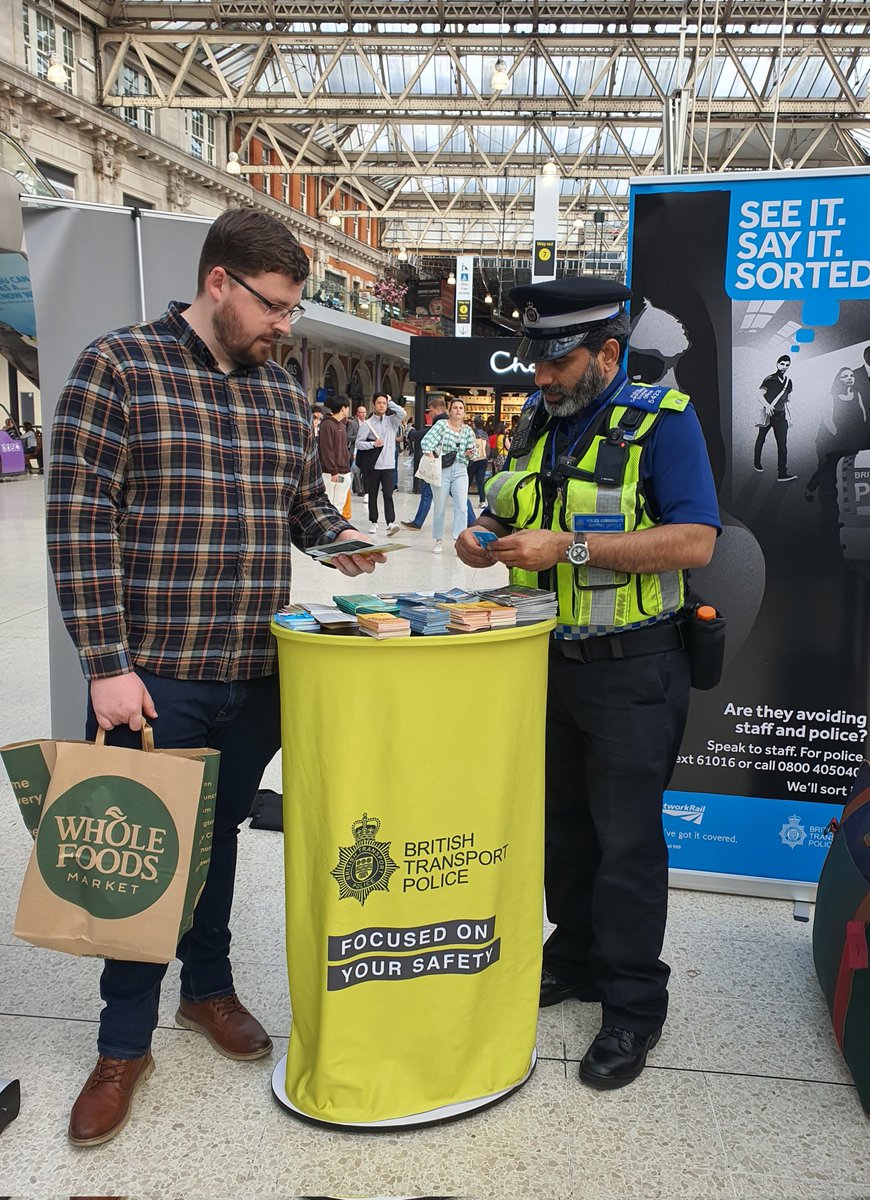 Our local #Waterloo PCSO's have been spreading the message that #BTP are here and want to hear from you if you have anything to report. You can #textBTP on 61016 and can download our #RailwayGuardian app
Call 999 in an emergency 
 btp.police.uk/police-forces/…