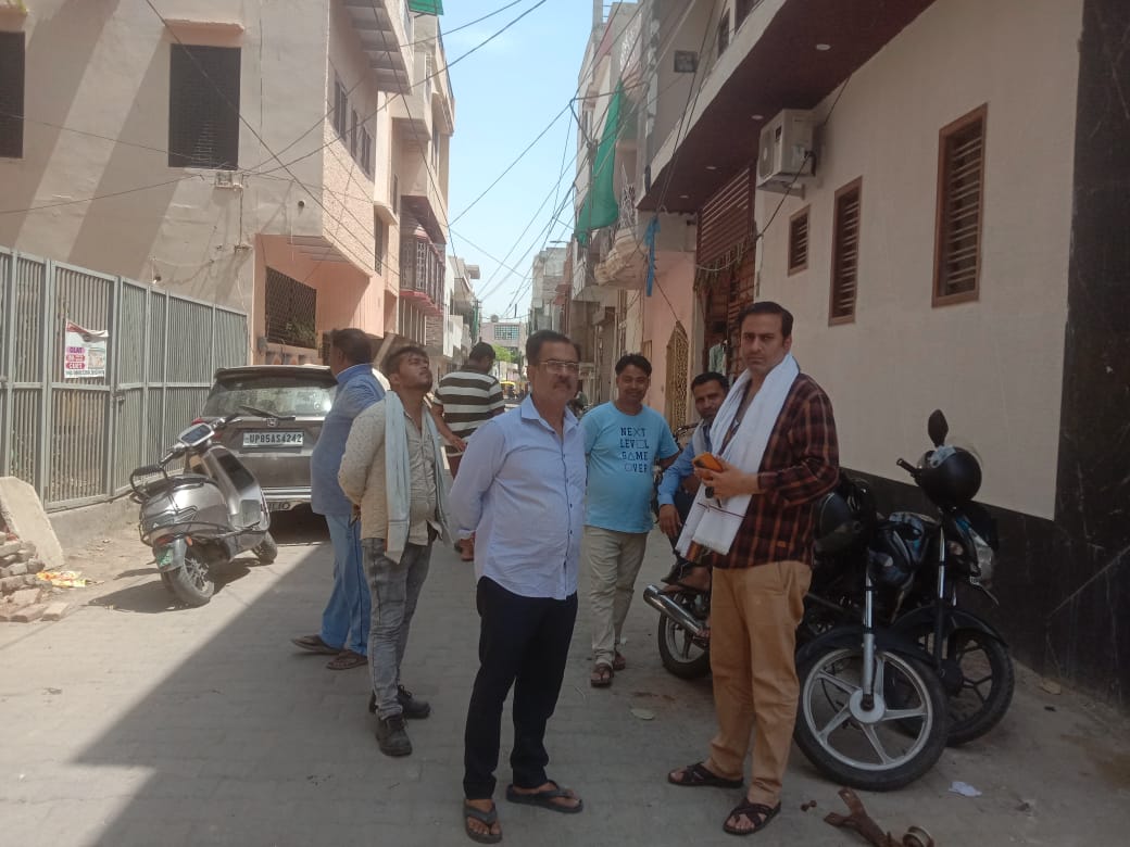 #मथुरा_नगरी का हाल बेहाल, जनप्रतिनिधि परेशान 
#ऊर्जा_मंत्रालय संज्ञान ले,  #राधिका_विहार_फीडर कृष्णा नगर की मनमानी कटौती जनता बेहाल, पार्षद जी के घर के बाहर हंगामा,पानी सप्लाई बंद <a href="/myogiadityanath/">Yogi Adityanath</a>
<a href="/UPPCLLKO/">UPPCL</a>
<a href="/DVVNLEDCMathura/">विद्युत विभाग, मथुरा</a> <a href="/mduppcl/">MDUPPCL</a> <a href="/aksharmaBharat/">A K Sharma</a> <a href="/Hemamalinimp_ls/">HemaMaliniMP_Office</a> <a href="/ptshrikant/">Shrikant Sharma</a>