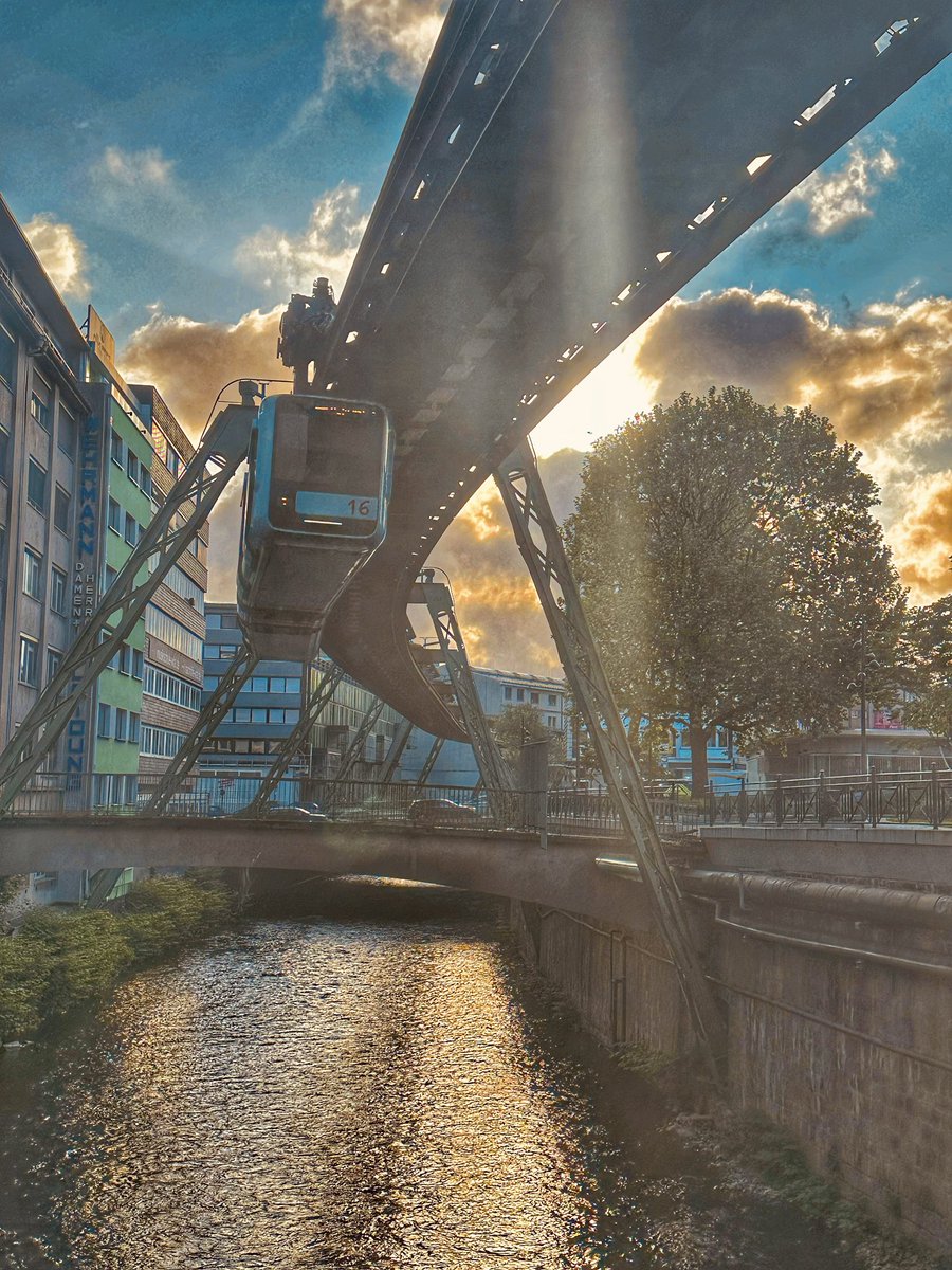 Guten Morgen #Wuppertal - ich lieb se einfach. 🚟 💛 #Schwebebahn #Sonnenaufgang