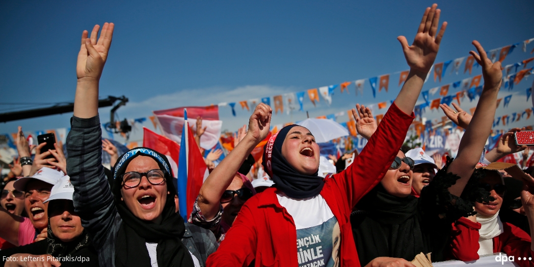 dpa_produkte's tweet photo. Das türkische Polit-Duell geht in die nächste Runde: Am Sonntag wird in einer Stichwahl darüber entschieden, wer künftig den politischen Kurs prägt. @dpa-#ElectionsLive hat die Ergebnisse ready-to-publish. Jetzt einbinden!
▶ https://t.co/txkc7Q0ZNq

#dpaSolution #tuerkeiwahl https://t.co/iEupvGYnNb