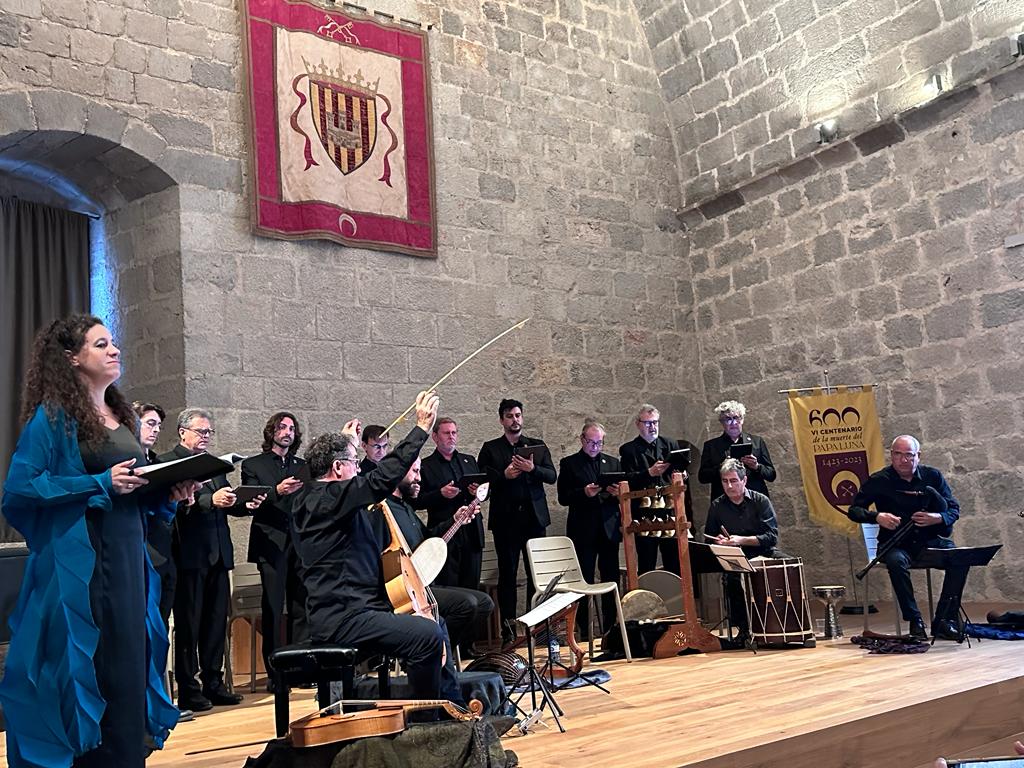 CorLluisVich's tweet photo. Ahir cantàrem un concert de música medieval al Castell de Peníscola, dins del actes del 500 aniversari de la mort del Papa Luna  amb @CDMinistrers Un lloc emblemàtic. Tot un plaer https://t.co/qNKgfi95Cg
