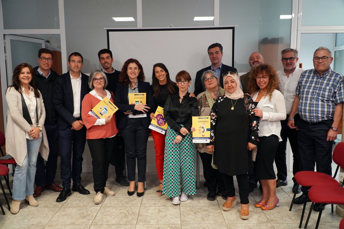 IncisoES's tweet image. Visita del 𝐅𝐒𝐄 al proyecto CapacitaTIC+55.
Encuentro distendido y muy fructífero para conocer las claves, los beneficios, objetivos y retos de este programa de 𝐂𝐚𝐩𝐚𝐜𝐢𝐭𝐚𝐜𝐢𝐨́𝐧 𝐃𝐢𝐠𝐢𝐭𝐚𝐥 en CLM
#CapacitaTIC55 #einclusion @gobjccm @EconomiaCLM @BienestarCLM #FSE