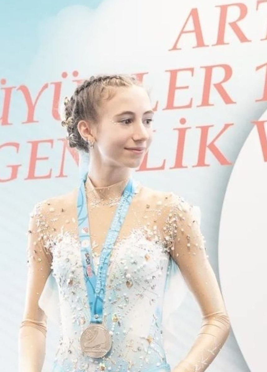 Mavişehir-3 kampüsü 8.sınıf öğrencimiz Derya Taygan 19 - 21 Mayıs 2023 tarihleri arasında Ankara'da düzenlenen Artistik Buz Pateni Büyükler 19 Mayıs Atatürk'ü Anma Gençlik ve Spor Bayramı Kupası’nda gümüş almaya hak kazanarak bizleri gururlandırmıştır.🏅
<a href="/Glrbci/">Gül Arabaci</a> <a href="/KvancBarlas/">Kıvanç Barlas 🇹🇷</a>