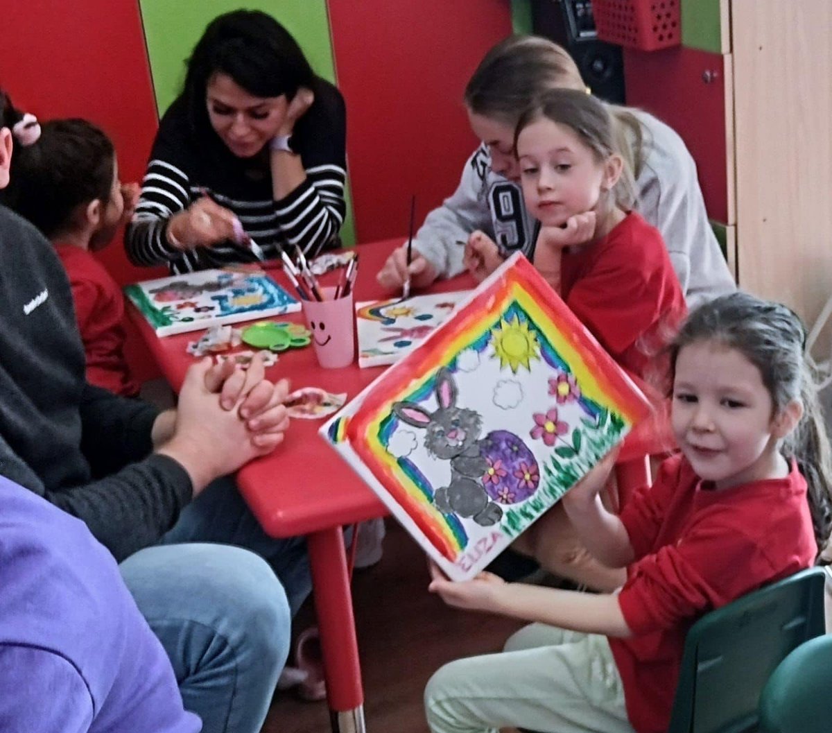 ScoalaKing's tweet image. Easter Workshop

Ne-am bucurat împreună la atelierele dedicate Sărbătorilor Pascale, iar părinții au petrecut timp de calitate alături de copiii lor.

#EasterWorkshop #atelierePaste #bucurie #copiisiparinti