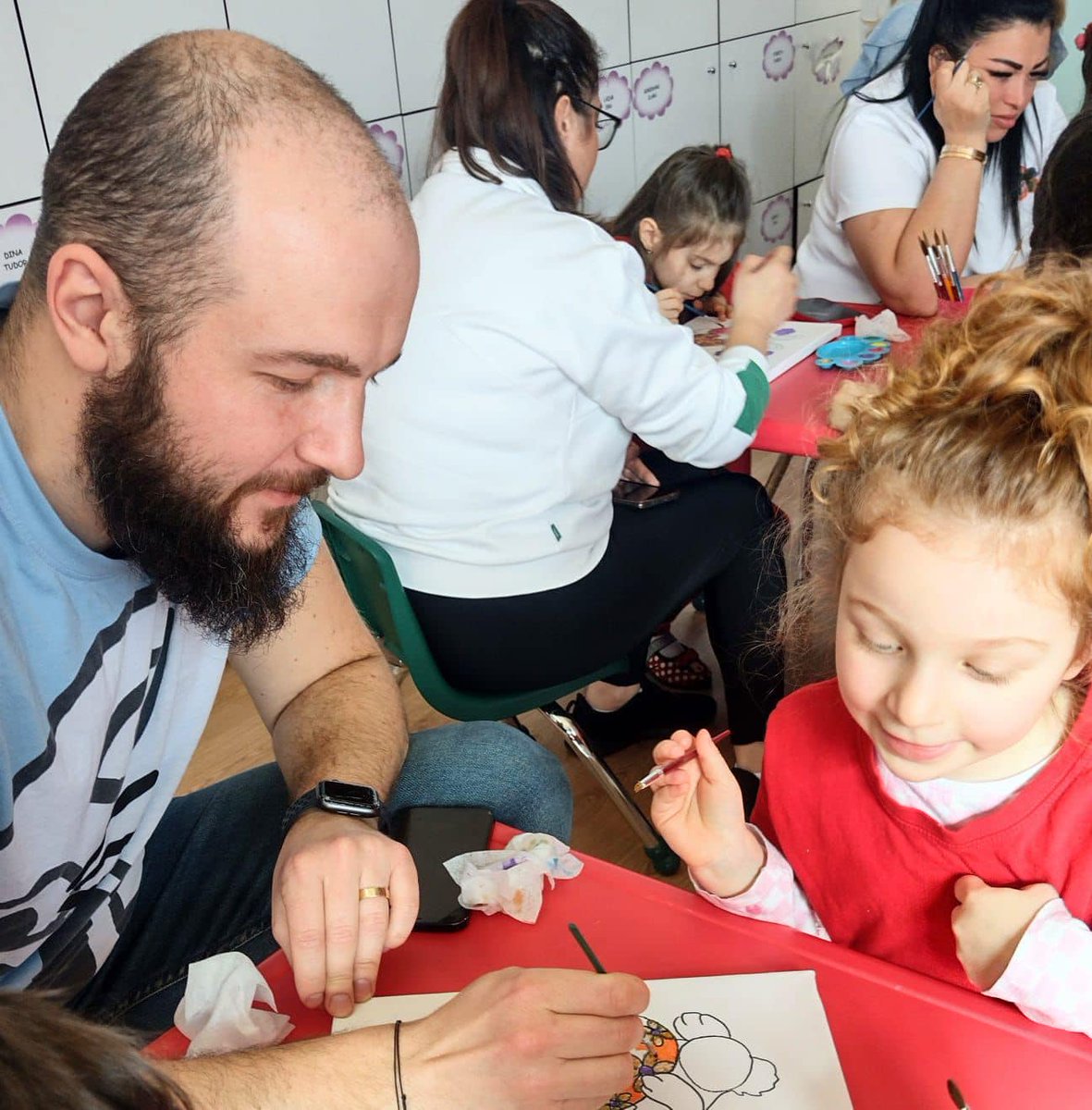 ScoalaKing's tweet image. Easter Workshop

Ne-am bucurat împreună la atelierele dedicate Sărbătorilor Pascale, iar părinții au petrecut timp de calitate alături de copiii lor.

#EasterWorkshop #atelierePaste #bucurie #copiisiparinti