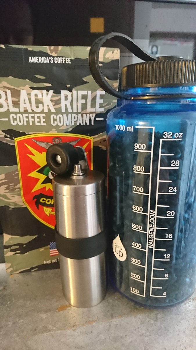 yasu_7k4otu's tweet image. ブラックライフルコーヒーも
12オンスと量が多いので
取り敢えずナルゲンボトルに
入れてみたらだいたい一杯だった

珈琲豆一度に買うのは100gでいいね・・・
50gで売ってほしいくらい

#BlackRifleCoffee