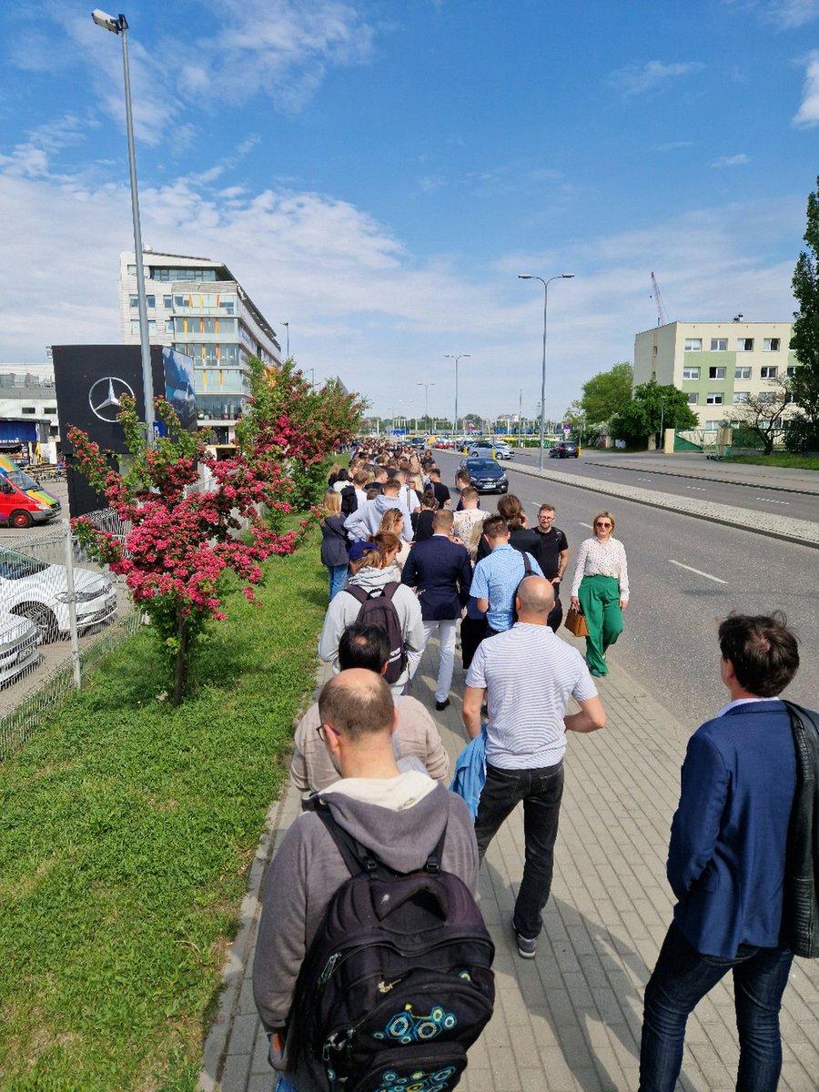 constjs's tweet image. #infoshare conference after 30 minutes in queue, still about 100 meters to the building
Seem there is no difference between free and paid ticket