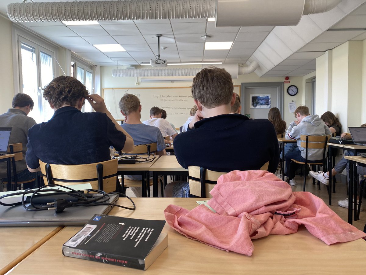 RandomPiss2's tweet image. #summervibes i klassrummet även fast man blivit total #scammad av @STU. Har tränat hela våren för att få mc kort till sommarlovet för att kunna åka med #boysen samt för att imponera på #farsan. Sen från ingenstans blir uppkörningen ombokad till 1 september. #falskmarknadsförng