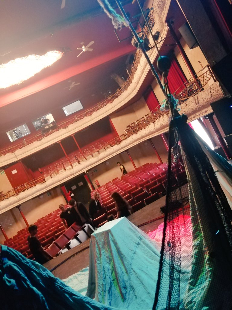 trescaiverdesca's tweet photo. I #perunúltiminstant tot és a punt al teatre de @elcircol amb @xirriquiteula #peruninstant https://t.co/8odJ1sKdyN