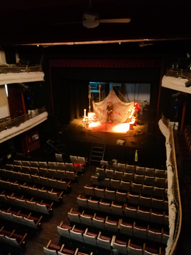 trescaiverdesca's tweet photo. I #perunúltiminstant tot és a punt al teatre de @elcircol amb @xirriquiteula #peruninstant https://t.co/8odJ1sKdyN