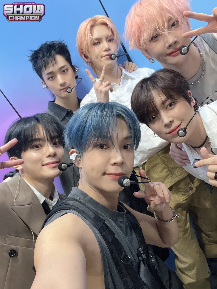 showchampion1's tweet photo. 미치겠다 .. 벨들아 .. .•✰.*•.
베러들 #Crazy_Like_That 하게 만드는
#베리베리 미모 어떤데 ⁉️

벨벨이는 무대를 찢어 🐻

#VERIVERY 가 찢은 무대가 궁금하다면
오늘 저녁 6시 #쇼챔피언 으로 
Keep on runnin' 🏃🏻‍♀️ https://t.co/qEeR9XD8s4