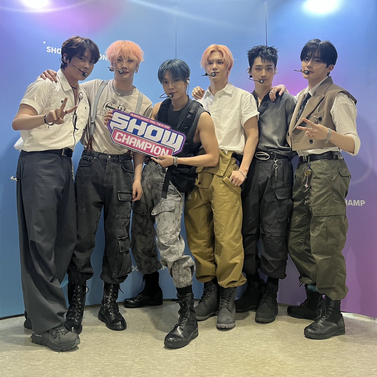 showchampion1's tweet photo. 미치겠다 .. 벨들아 .. .•✰.*•.
베러들 #Crazy_Like_That 하게 만드는
#베리베리 미모 어떤데 ⁉️

벨벨이는 무대를 찢어 🐻

#VERIVERY 가 찢은 무대가 궁금하다면
오늘 저녁 6시 #쇼챔피언 으로 
Keep on runnin' 🏃🏻‍♀️ https://t.co/qEeR9XD8s4