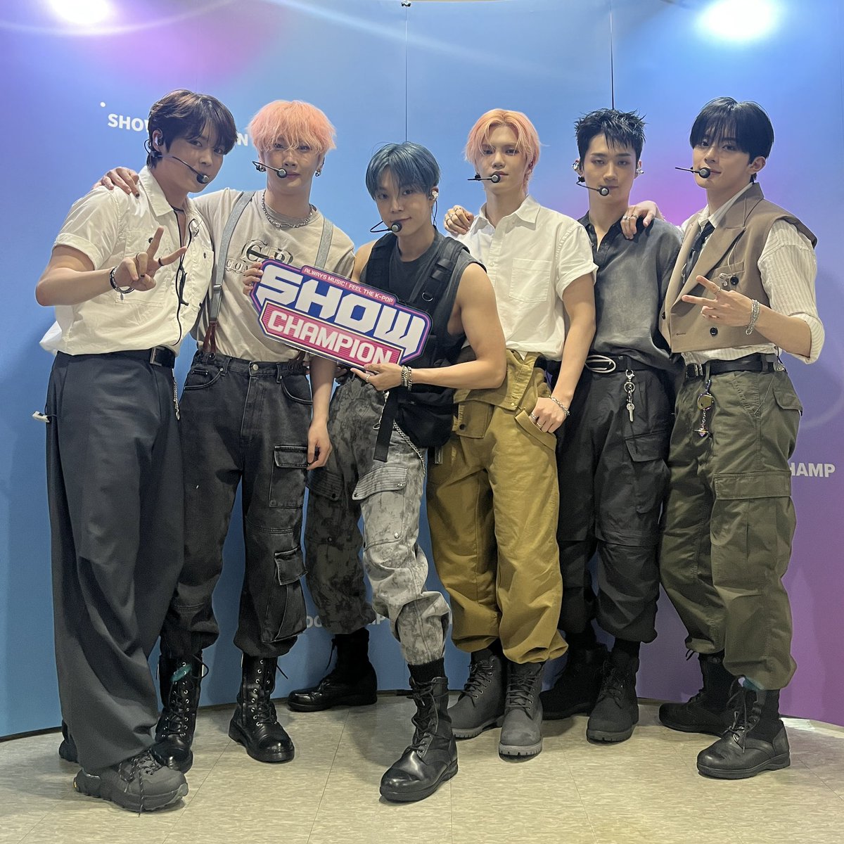 showchampion1's tweet photo. 미치겠다 .. 벨들아 .. .•✰.*•.
베러들 #Crazy_Like_That 하게 만드는
#베리베리 미모 어떤데 ⁉️

벨벨이는 무대를 찢어 🐻

#VERIVERY 가 찢은 무대가 궁금하다면
오늘 저녁 6시 #쇼챔피언 으로 
Keep on runnin' 🏃🏻‍♀️ https://t.co/qEeR9XD8s4