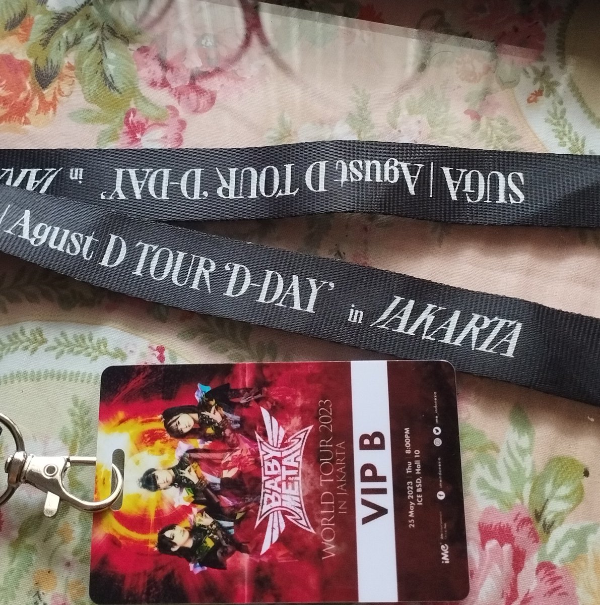 feb_febfebfeb's tweet photo. ngakak eh orang orang BABYMETAL VIP, lanyard kalian pada jadi lanyard suga juga ga sih? AKWOWKWKW NI GIMANE LANYARD AJE SALAH PASANG😭😭😭

woi imeeee info imeeee wkwkkwkw @ime_indonesia https://t.co/xEjMdXSyC2