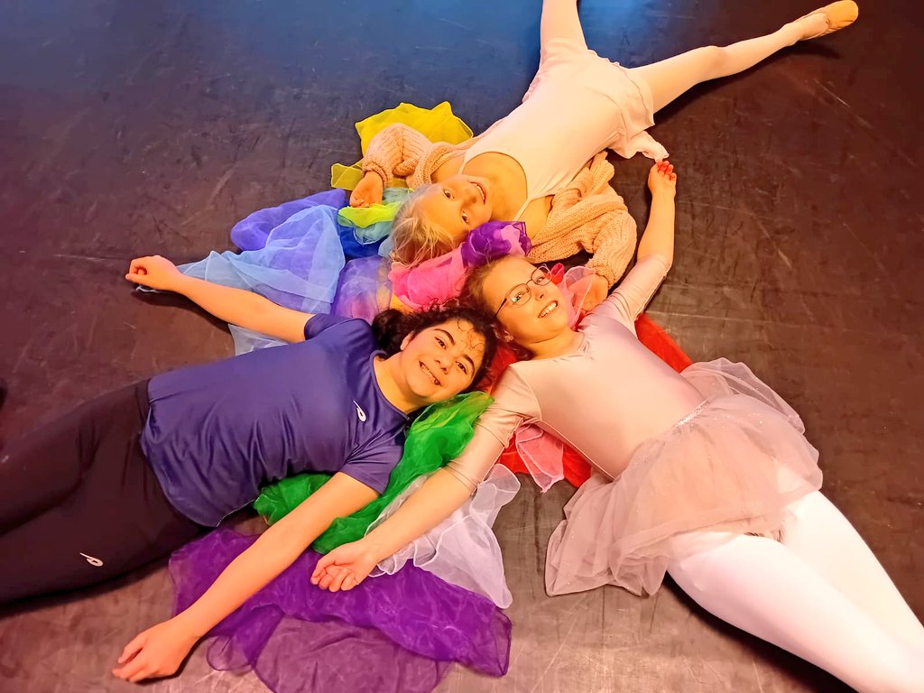 MarionSchouten's tweet photo. Gekkigheid.....:-)
#dansen #ballet #plezier #maassluis #balletstudio #groepslessen #jongENoud #les https://t.co/x7mhkaT3JS
