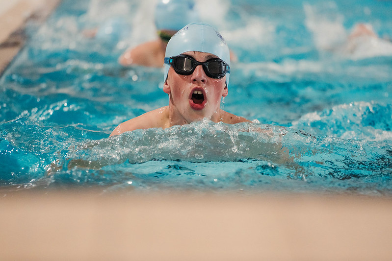 wellingtonsch1's tweet photo. A full squad of U13 & U14 Wellington School swimmers enjoyed a fantastic swimming gala at @BlundellsSchool. In an outdoor, 30m, 6 lane swimming pool and wonderful weather, it made for a great afternoon of competitive swimming #excellece #loveoflearning #outstandingrelationships https://t.co/bExWmn49Im
