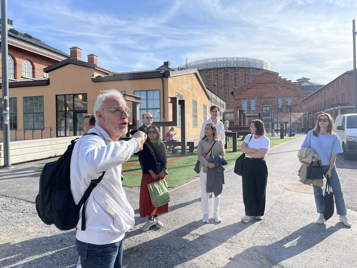 JuniStrategi's tweet photo. Så fint! Marknadsinsikter i Branschen (MIB) är ett kunskapsnätverk vi startade f 1 år sedan med 36 personligt utvalda medlemmar som arbetar m analys/insikter; fr bransch, kommuner, akademi. Vi ses 4 g/år, vilket gynnar oss alla. Igår trevlig guidning av NDS, tack! #bopol #urbpol https://t.co/fyx0vEZbob