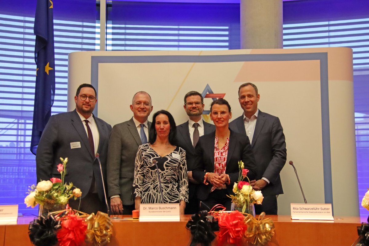WerteInitiative's tweet photo. „Mazal Tov #Grundgesetz – gefühlt, gelebt, gemeinsam“ Am Vorabend des 74. Geburtstag des Grundgesetzes, haben wir im 🇪🇺-Saal des Bundestags einen Runden Tisch zum Verfassungsjubiläum veranstaltet.
Vielen Dank an @GoeringEckardt, @MarcoBuschmann, @rischwasu und @MarioCzaja 1/2 https://t.co/SrKLn8K5nb