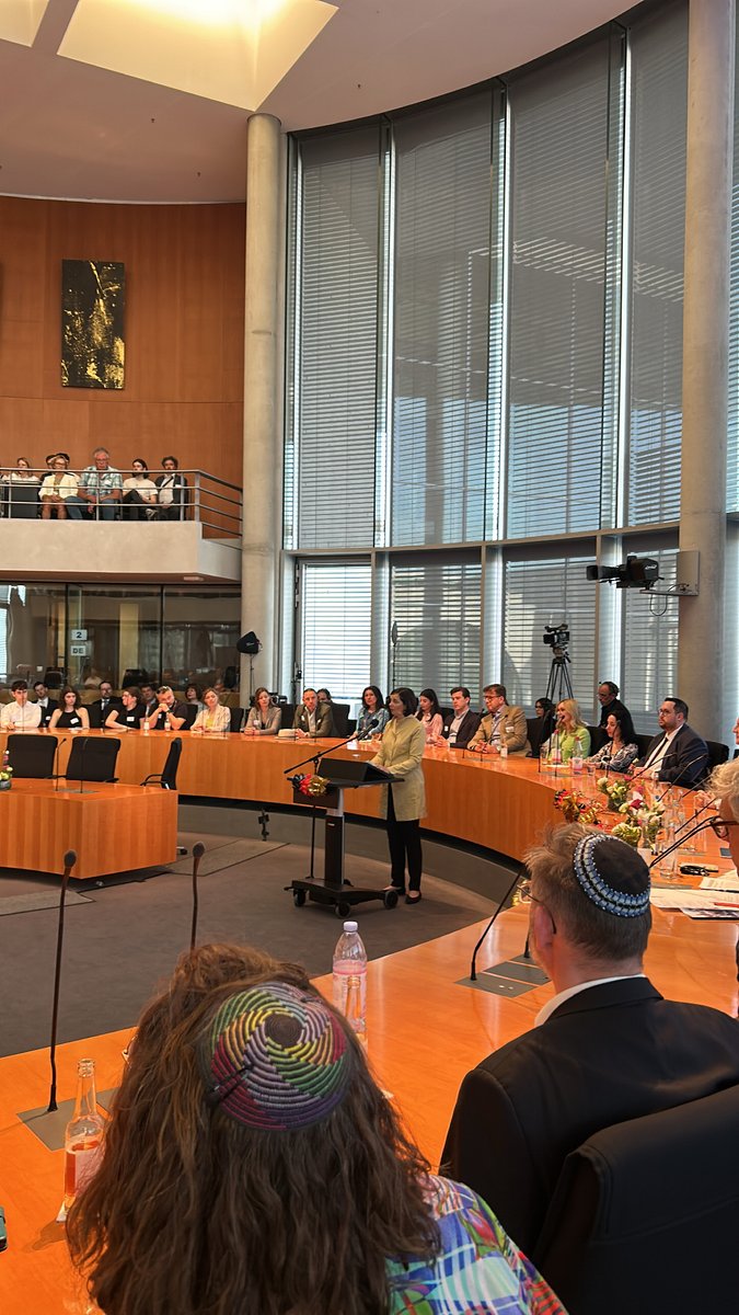 WerteInitiative's tweet photo. „Mazal Tov #Grundgesetz – gefühlt, gelebt, gemeinsam“ Am Vorabend des 74. Geburtstag des Grundgesetzes, haben wir im 🇪🇺-Saal des Bundestags einen Runden Tisch zum Verfassungsjubiläum veranstaltet.
Vielen Dank an @GoeringEckardt, @MarcoBuschmann, @rischwasu und @MarioCzaja 1/2 https://t.co/SrKLn8K5nb