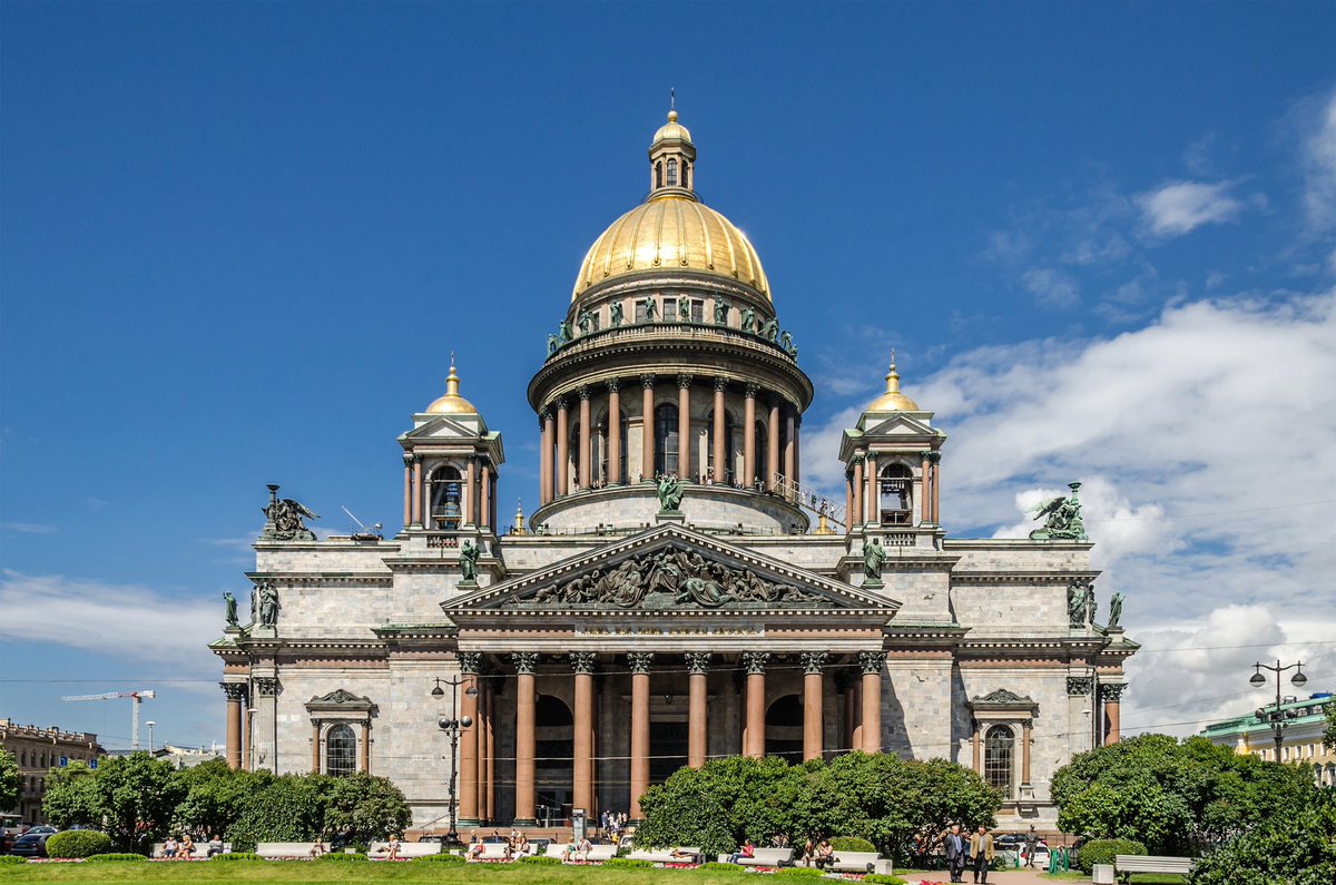 ArttuRintanen's tweet photo. Tein tänään jännän havainnon: Helsinkiä kiertelevien turistibussien kylkeen ei olekaan maalattu Tuomiokirkkoa, vaan Pietarissa sijaitseva Iisakinkirkko. Hupsista. https://t.co/hgAGn0WT8f