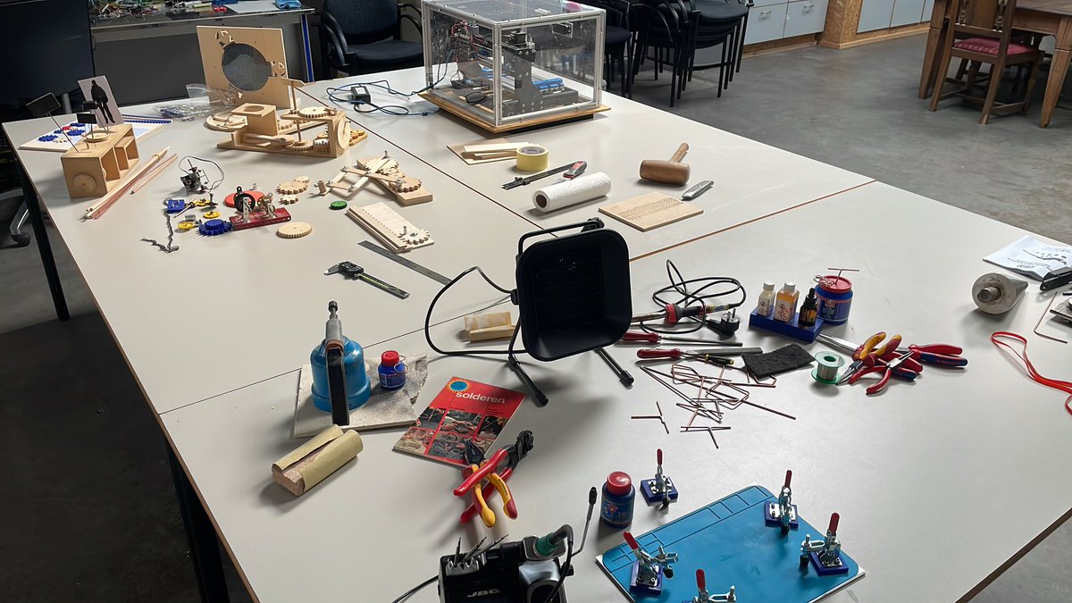 Vandaag geven we een training aan twee kunstenaars uit Amsterdam. We gaan technisch aandeel slag met frezen, overbrengingen ,solderen etc.