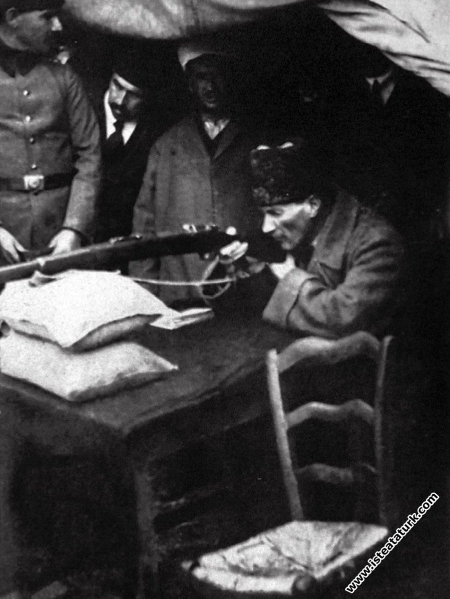 Mustafa Kemal Paşa, Ankara İmalat-ı Harbiye Fabrikalarının işçi ve ustaları tarafından hazırlanan tüfekleri denerken. 

1920