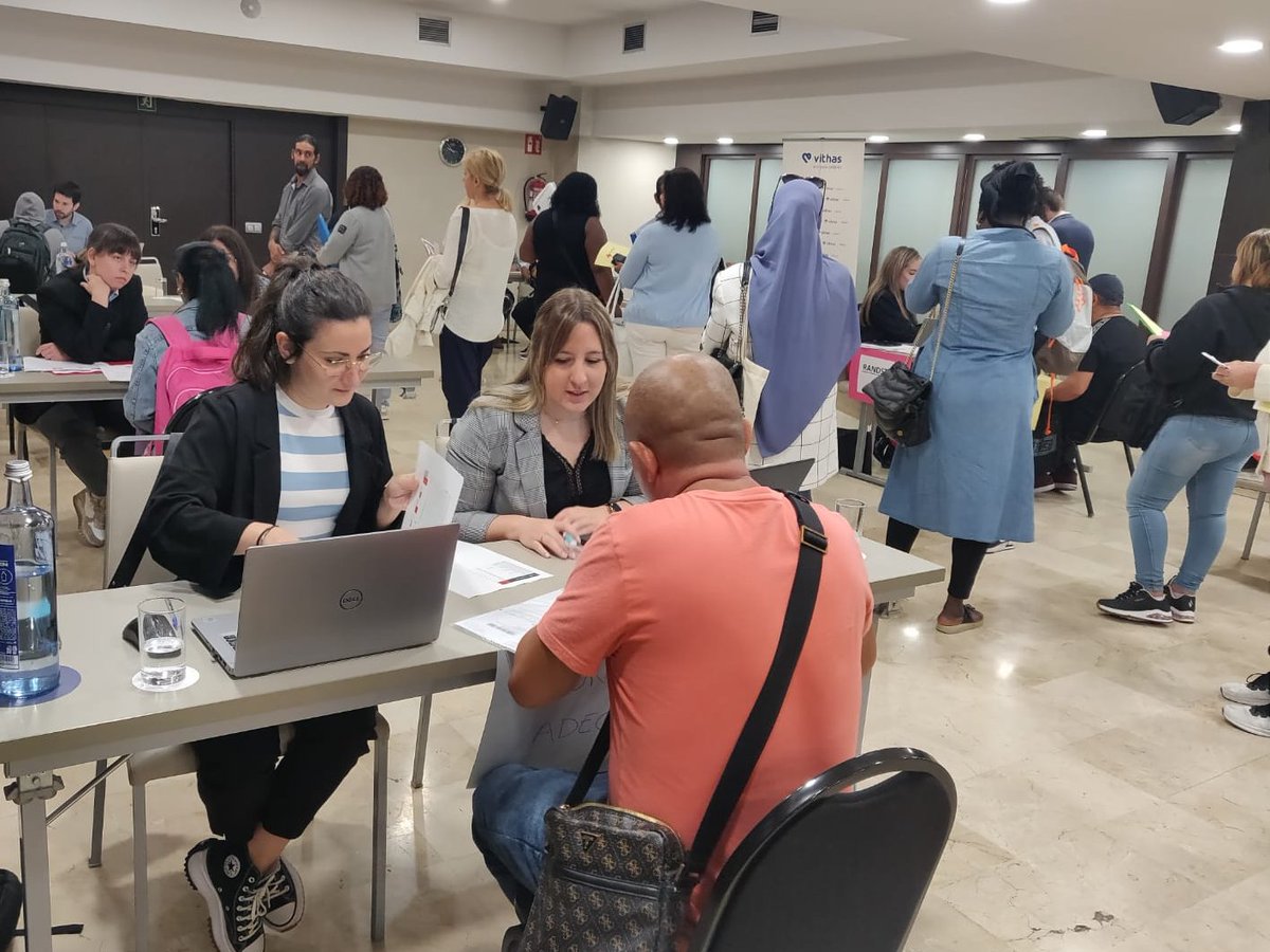 CreuRojaLleida's tweet photo. Comença l'#SpeedDating i #IVNetworkingCreuroja a #Lleida, amb la participació de 65 persones usuàries de projectes d'Ocupació i de 14 empreses col·laboradores. Cites ràpides per posar en contacte empreses i persones en recerca de feina #CREUemTalents @OcupacioCR https://t.co/CHzWOXTrSN
