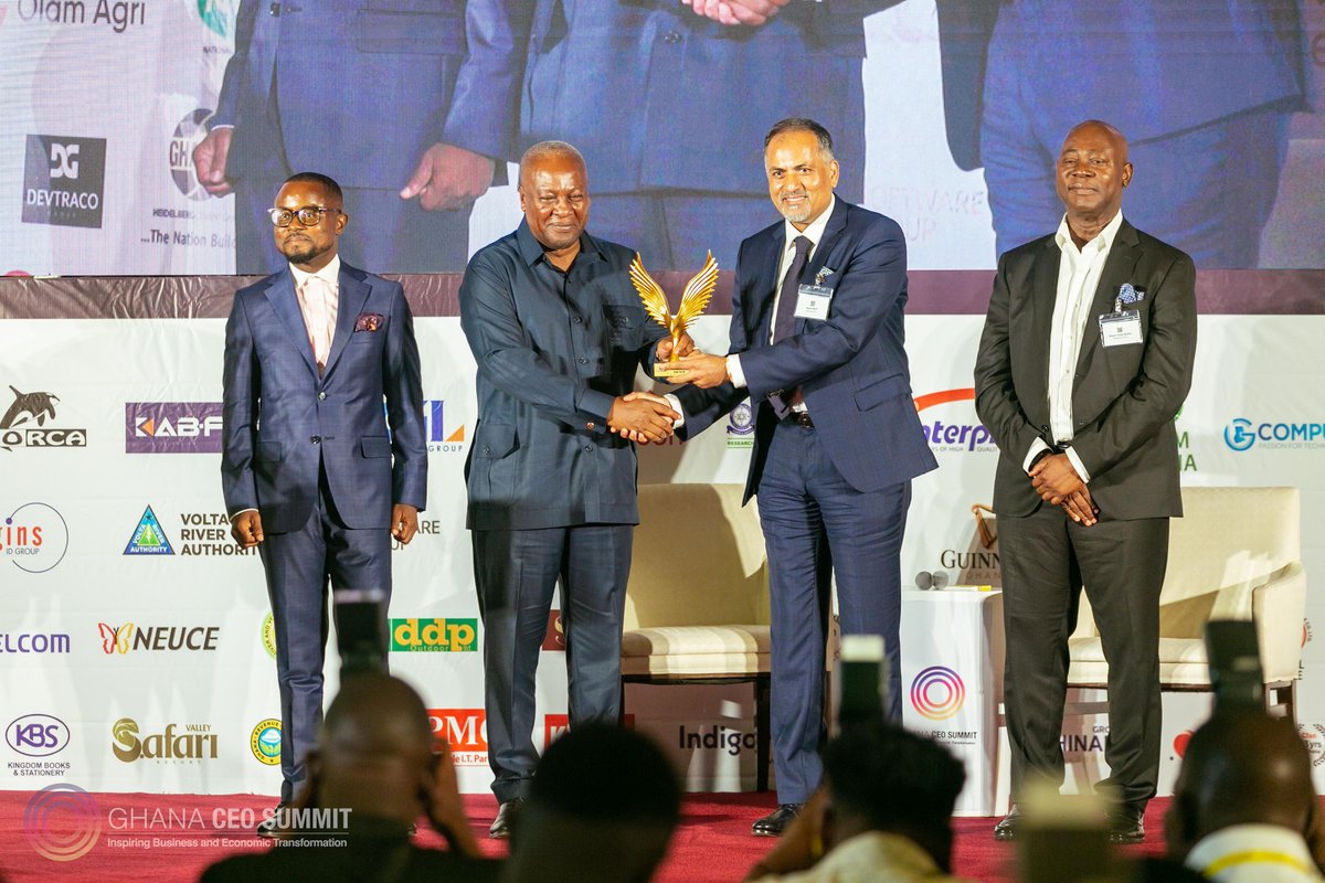 silverstarauto_'s tweet photo. Congratulations to our CEO, Asad Nazir who received a "Leadership Excellence Award for the Automotive Sector - Passenger Vehicles" from Ghana’s Former President His Excellency John Dramani Mahama at the 7th Ghana CEO Summit and Excellence Awards held at the Kempinski Hotel. https://t.co/ZmLUyICDzP